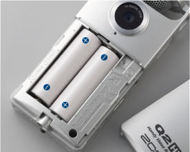 Видеорекордер ZOOM Q2HD работает от батарей