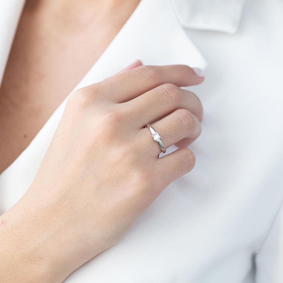 Можно ли носить обручальное или другие кольца до свадьбы — на каком пальце носить колечки незамужним и неженатым