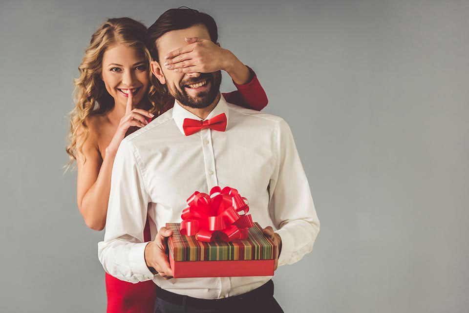 Какой подарок можно подарить мужчине на день рождения и список из 150 подарков мужчине на любой праздник