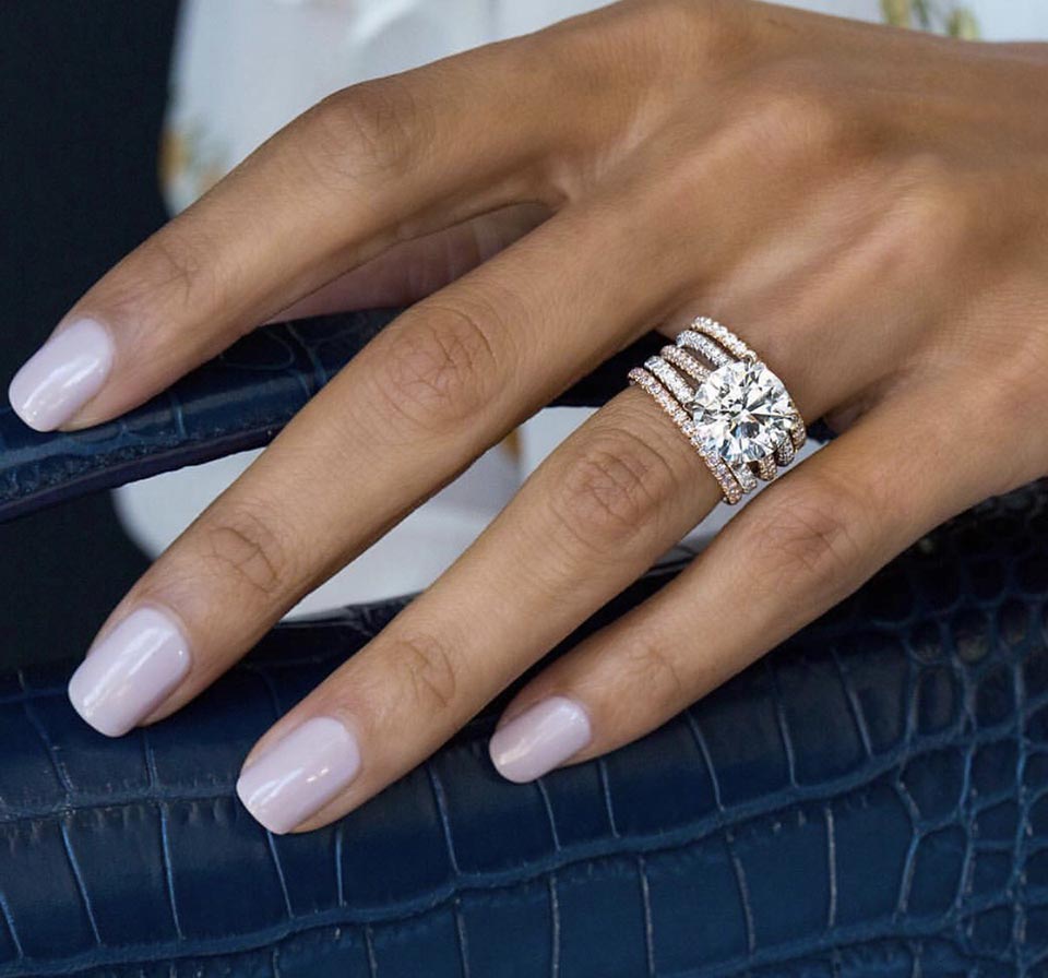 На каком пальце и руке носят помолвочное кольцо до свадьбы в России по приметам
