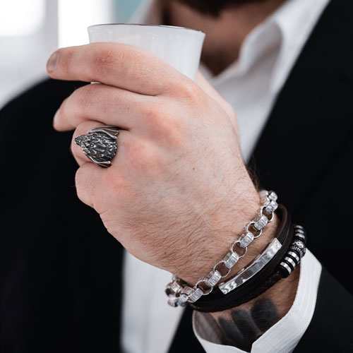 Мужские браслеты: вычурно или мужественно?