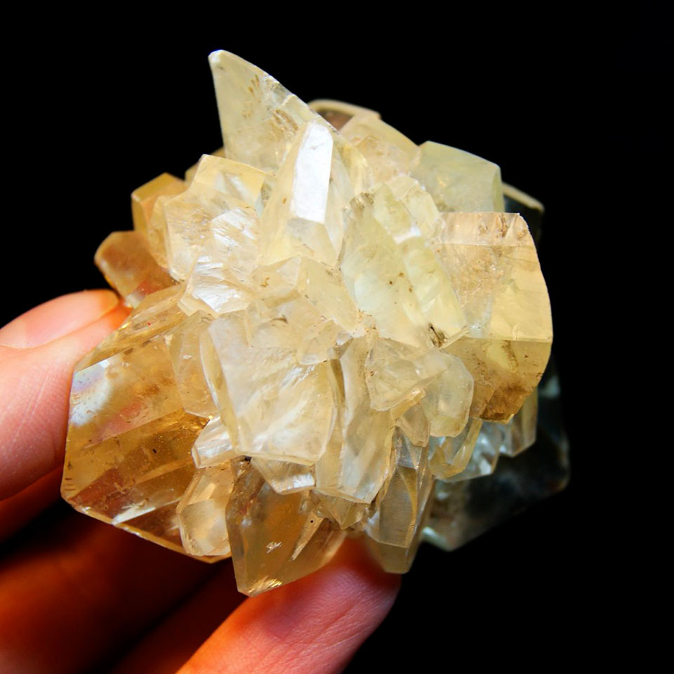Селенит — магические свойства камня, кому подходит минерал