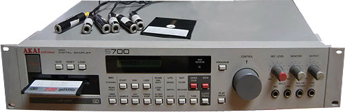  AKAI S700