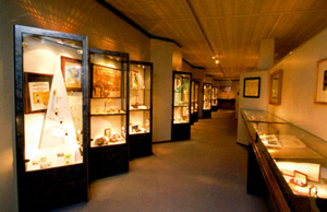 175 лет Longines в многочисленных витринах - отдел фирменного музея.
