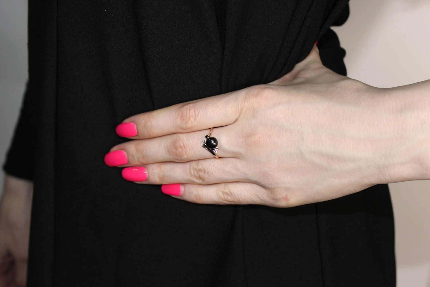 Золотое кольцо SOKOLOV 791139 с черным жемчугом, фианитами — купить в AllTime.ru — фото