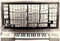 Синтезатор E-MU 25, купленный Бартом Арновитцем и размещенный с Музее концептуального искусства в Сан-Франциско.